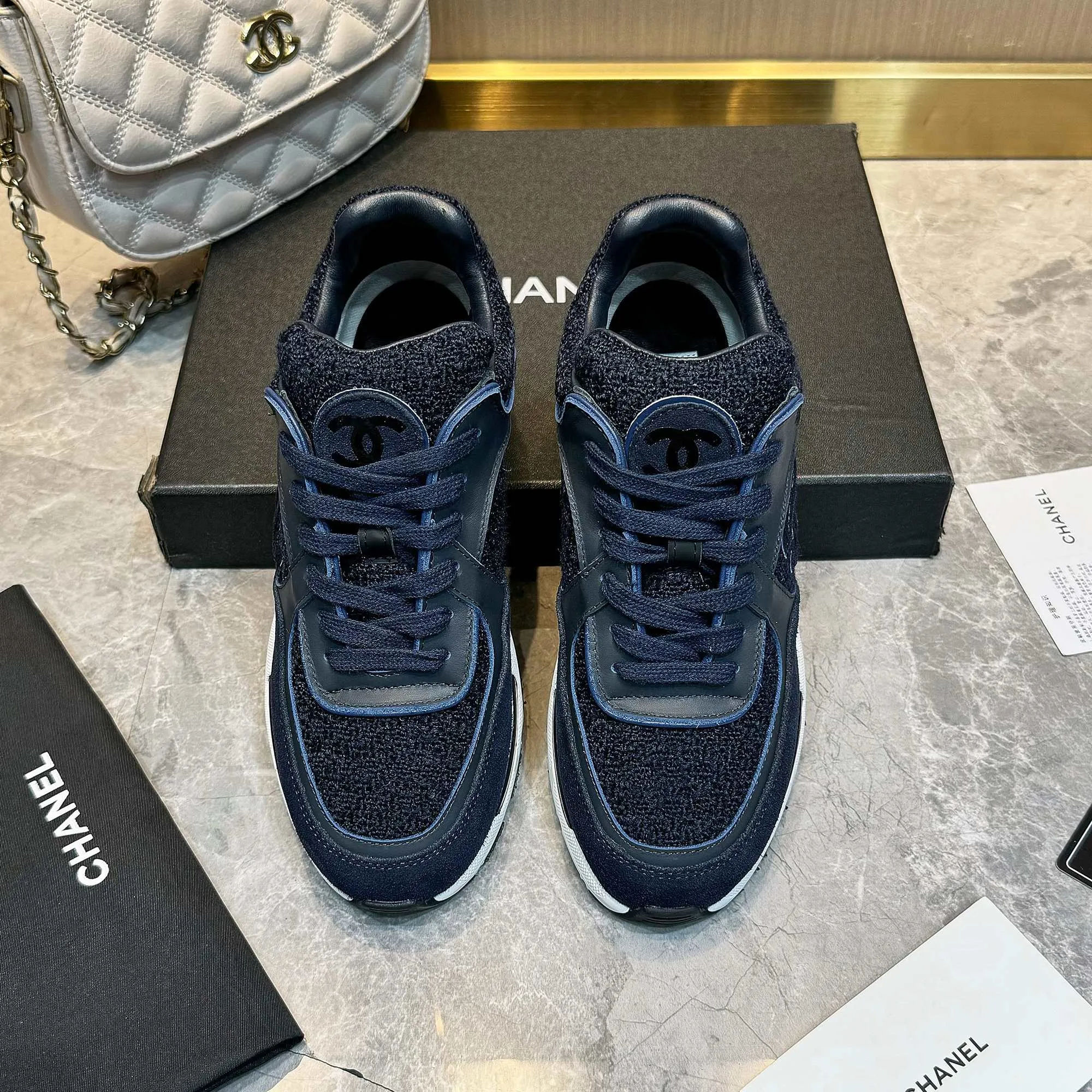 Men's shoes pP700! Chanel Chanel - 2024 counter top casual sneakers This classic design; the upper is embroidered with various techniques; the outsole is fashionable and sporty; the outsole is stylish and sporty; it incorporates a variety of color matching elements... The diversified mix and match is very good-looking and versatile, casual, fashionable, sports, and outdoor can be taken into account... ꫛꫀꪝ Go➫ Material: ❶Upper made of: original imported high silk cowhide suede + small fragrance fabric ❷Inner use: Original imported breathable sheepskin lining ❸ Outsole based on: Original TPU combination outsole Special counter boutique packaging complete set Women 35–41 Men 38-45